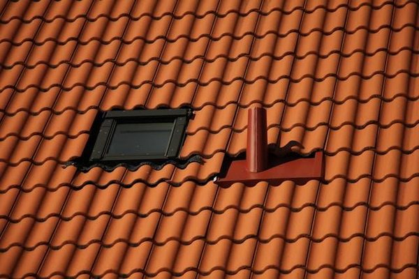 Nettoyage de toiture à Biscarrosse : Les meilleures techniques et astuces pour prolonger la durée de vie de votre toit