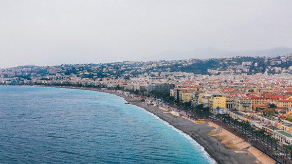 Investir dans l'immobilier à Nice : analyse du marché et conseils pour bien choisir son agence